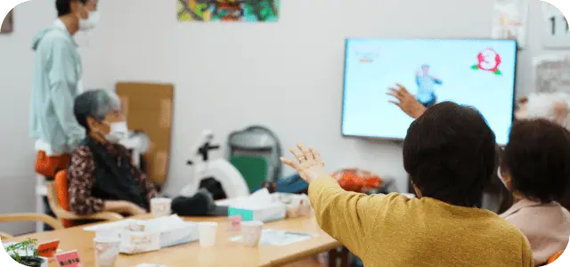 高齢者が一緒にトレーニングをしている様子